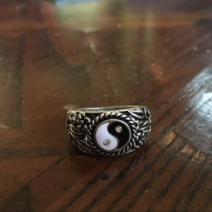 Ying-yang ring